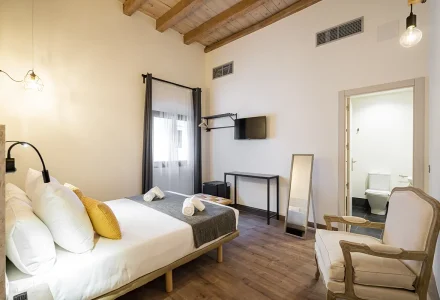 Habitaciones en Toledo con baño doble superior con cama grande Hostal Azacanes
